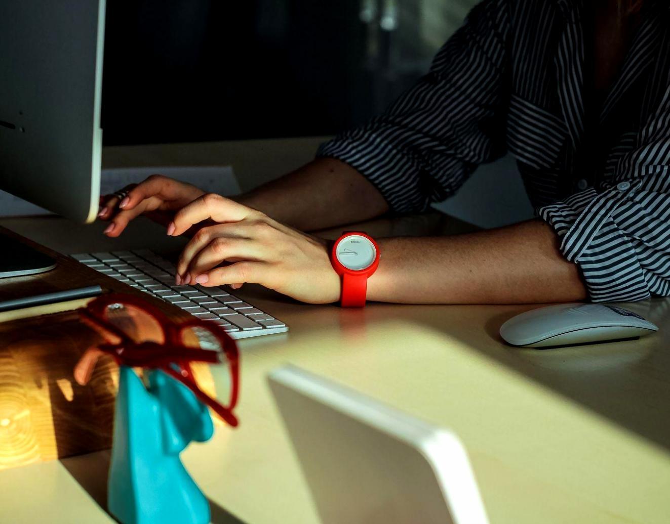 Clean budgeting dashboard showing simple expense tracking and financial goals